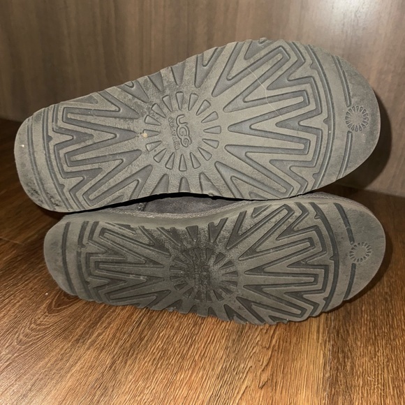 Grey Bailey button UGGs - Picture 7 of 7